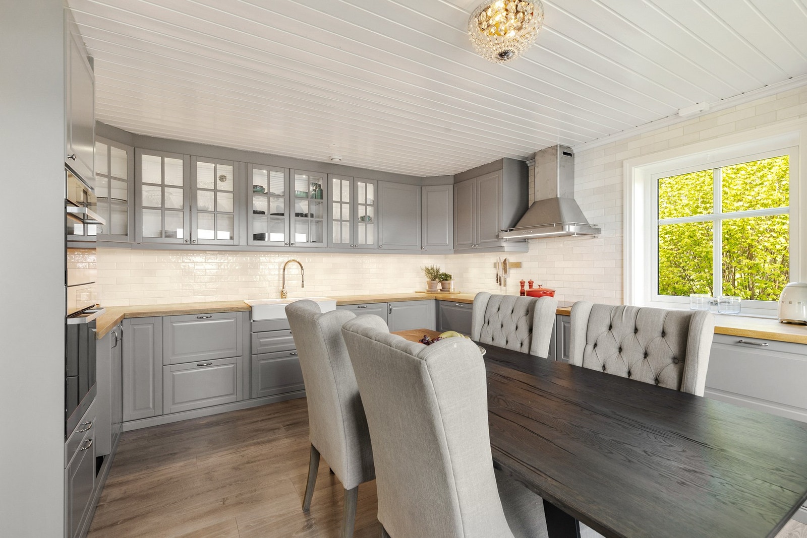 Kjøkkenet i hoveddelen var nytt i 2022, og har et herskapelig, flott design med langstrakte benkeflater. Galleribilde