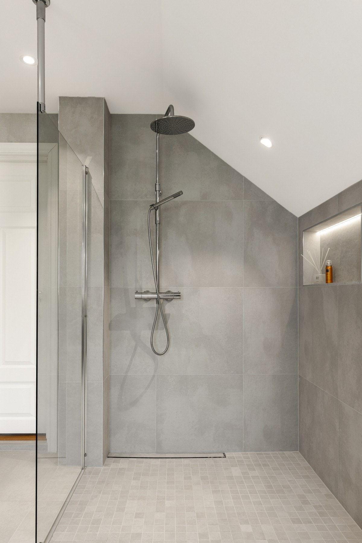 På badet i 2. etasje er det en dusjnisje med regnfallsdusj. Galleribilde