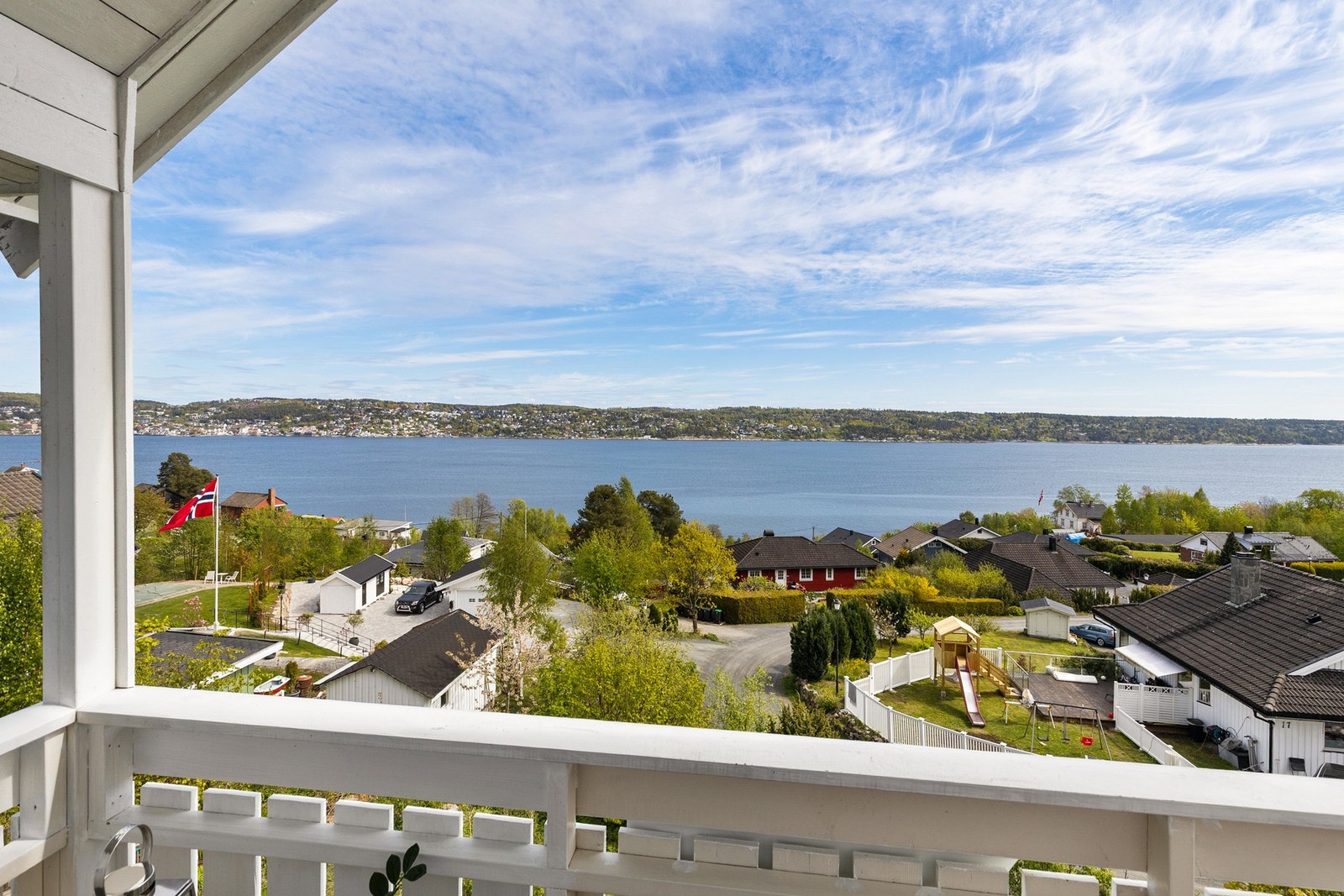 Kollektivtilbudet i området består av buss. Nærmeste holdeplass er Storsand sentrum, som ligger ca. 450 meter unna. Galleribilde