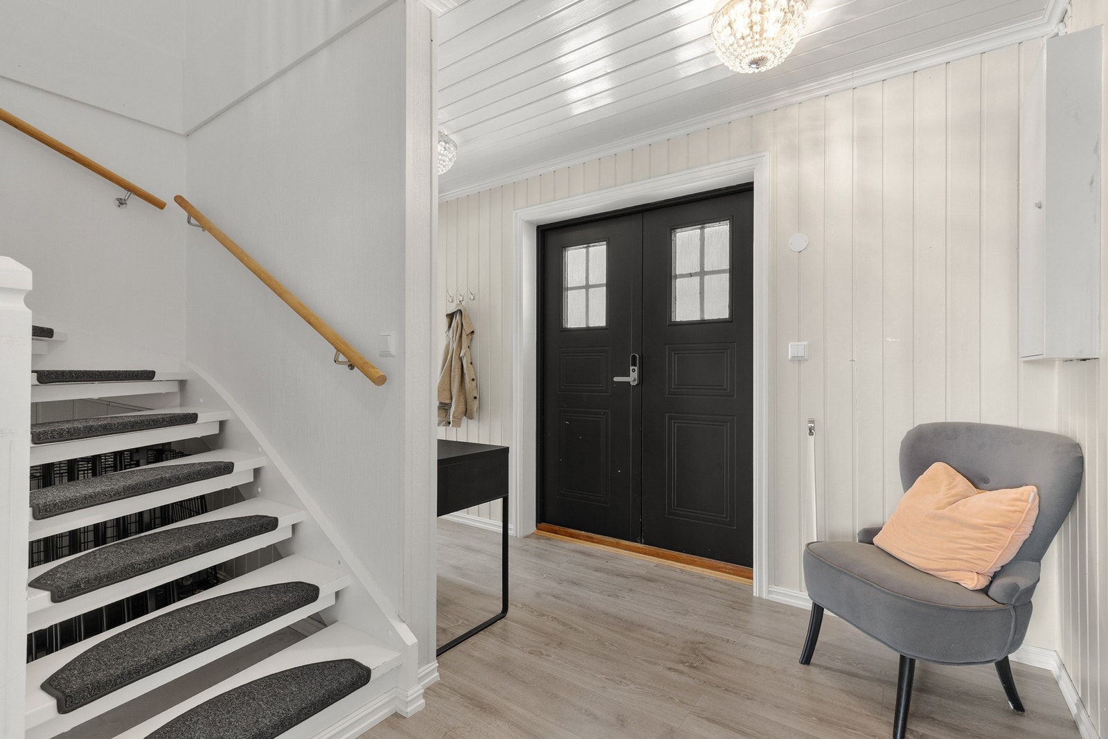 Boligens hoveddel har en pen hall med vannbåren varme i gulvet - en komfortdetalj som er gjennomgående for hele 1. et. Galleribilde