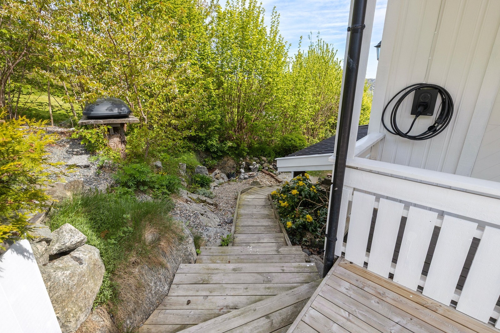 Det går trapper i tre ned til inngangspartiet til hybelleiligheten. Galleribilde