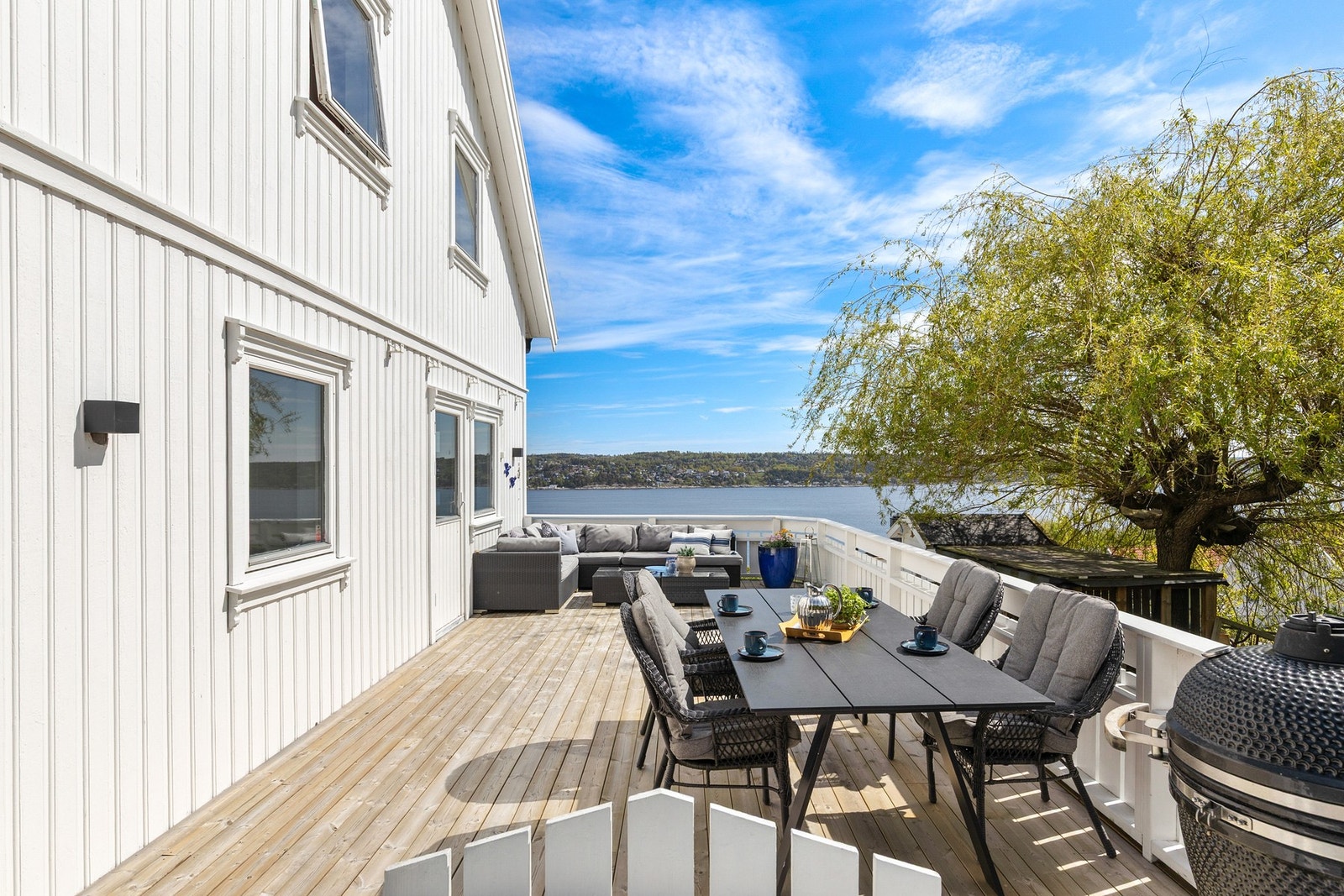 På husveggen er det montert både utestikk og moderne utebelysning. Galleribilde