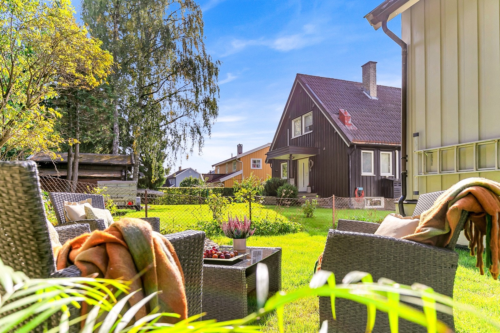 Koselig hage med plass til en hyggelig møbelgruppe og trampoline. Galleribilde