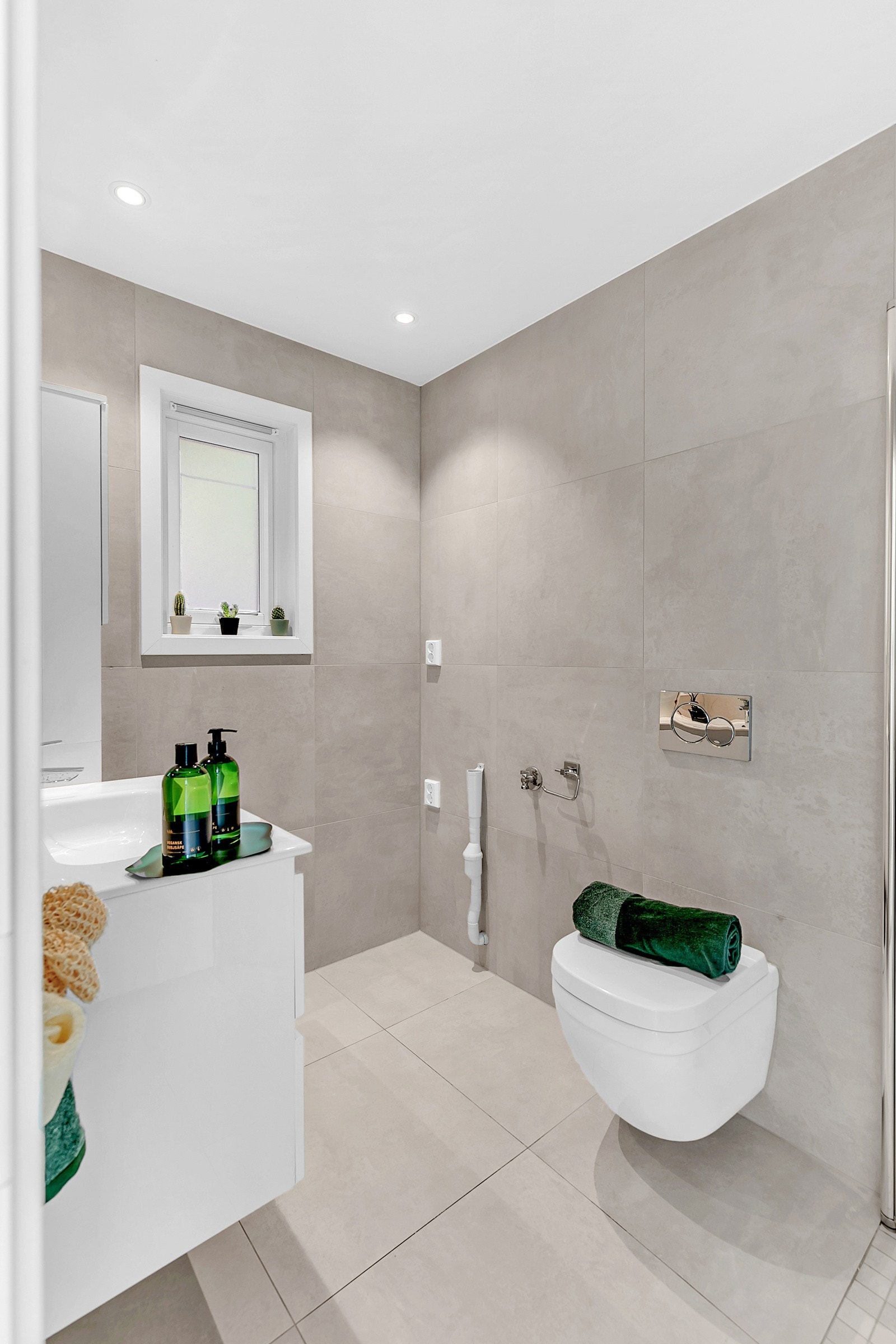 Delikat og nyoppusset bad (2023) med ny membran, varmekabler, fliser på vegg og gulv. Badet har videre vegghengt toalett og det er opplegg for vaskemaskin. Galleribilde