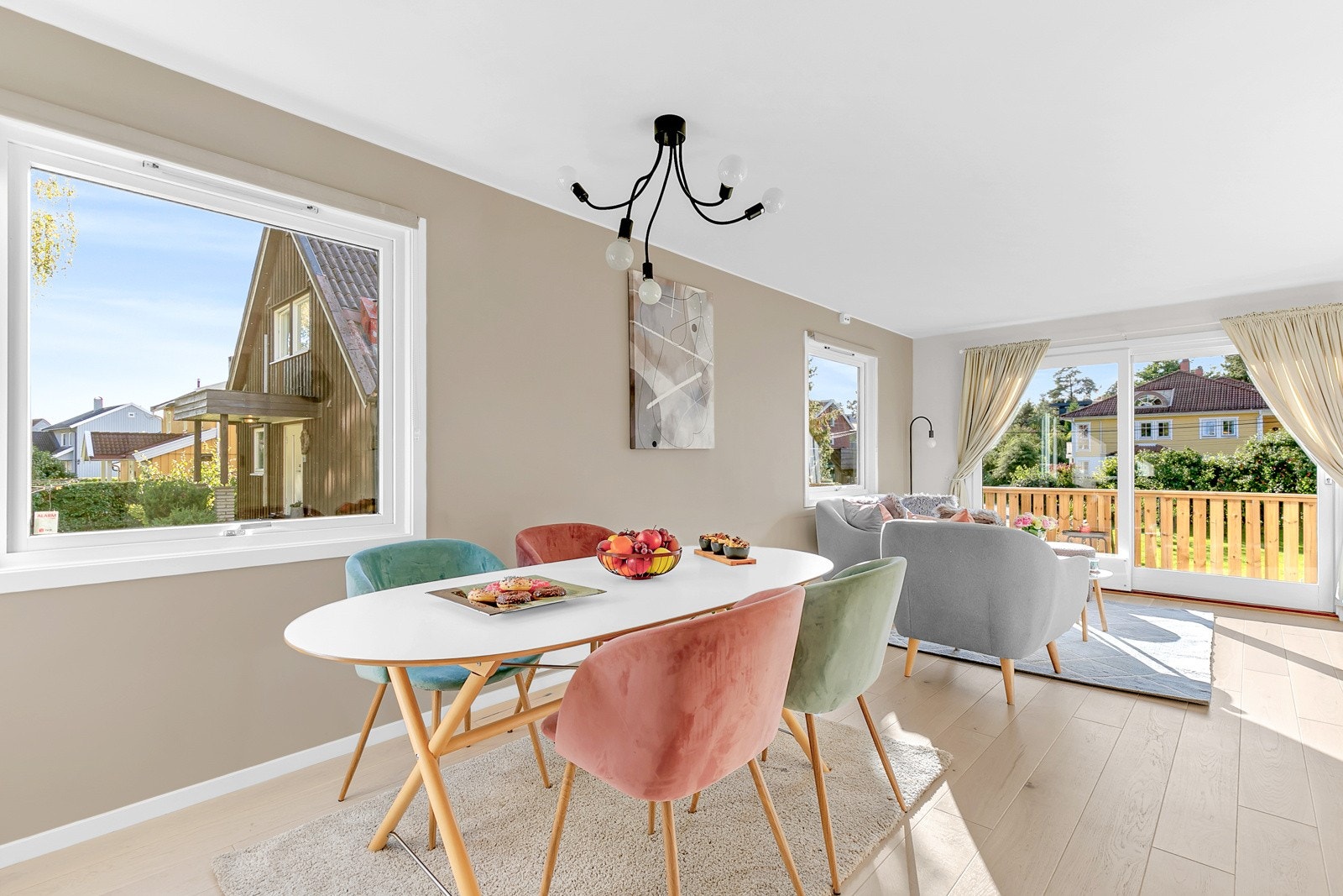 Rikelig med naturlig lys fra vindusflater mot syd og skyvedør med glass mot vest. Galleribilde