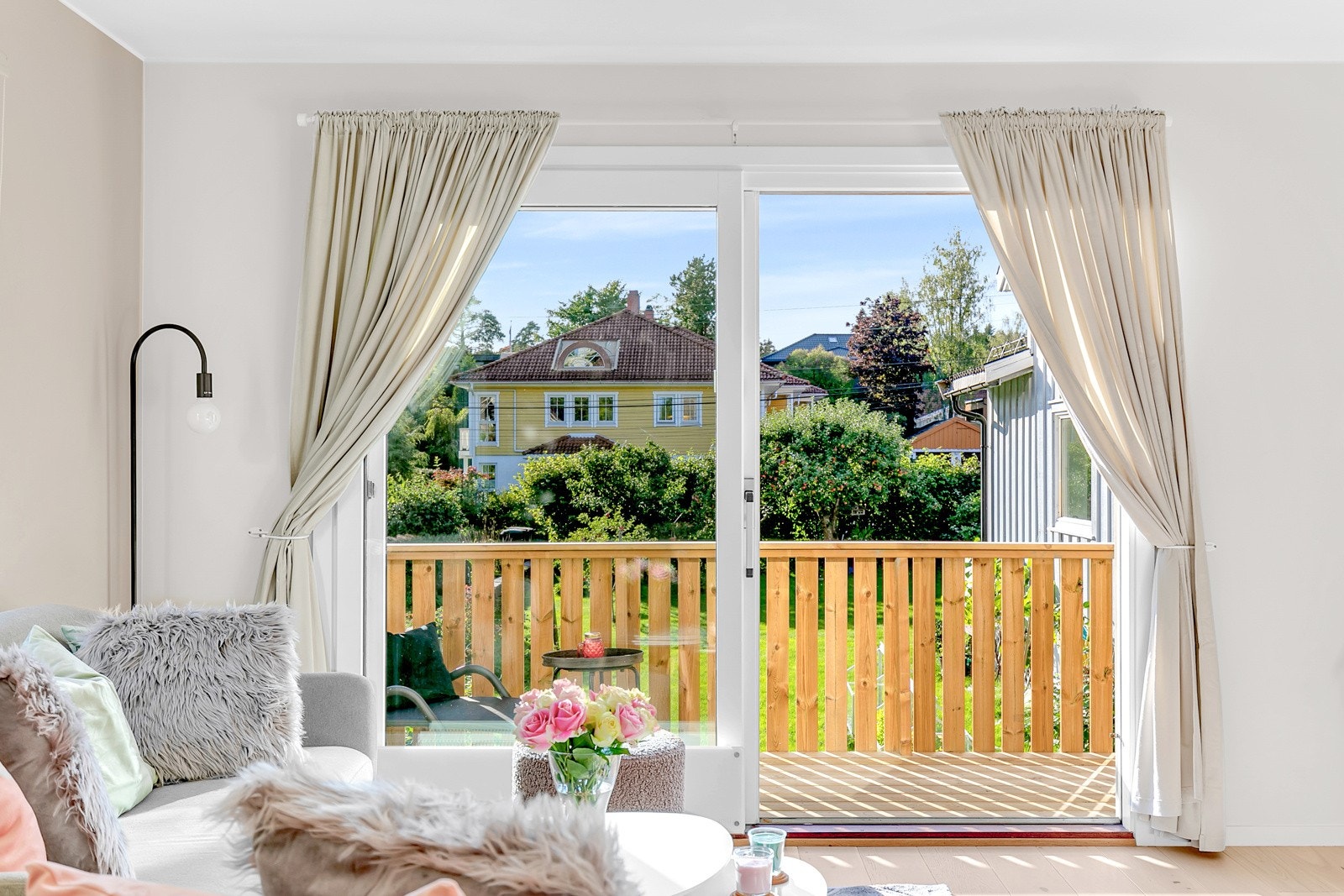 Skyvedør mot terrassen vender mot vest og måler 8 kvm og har trapp til hagen. Galleribilde