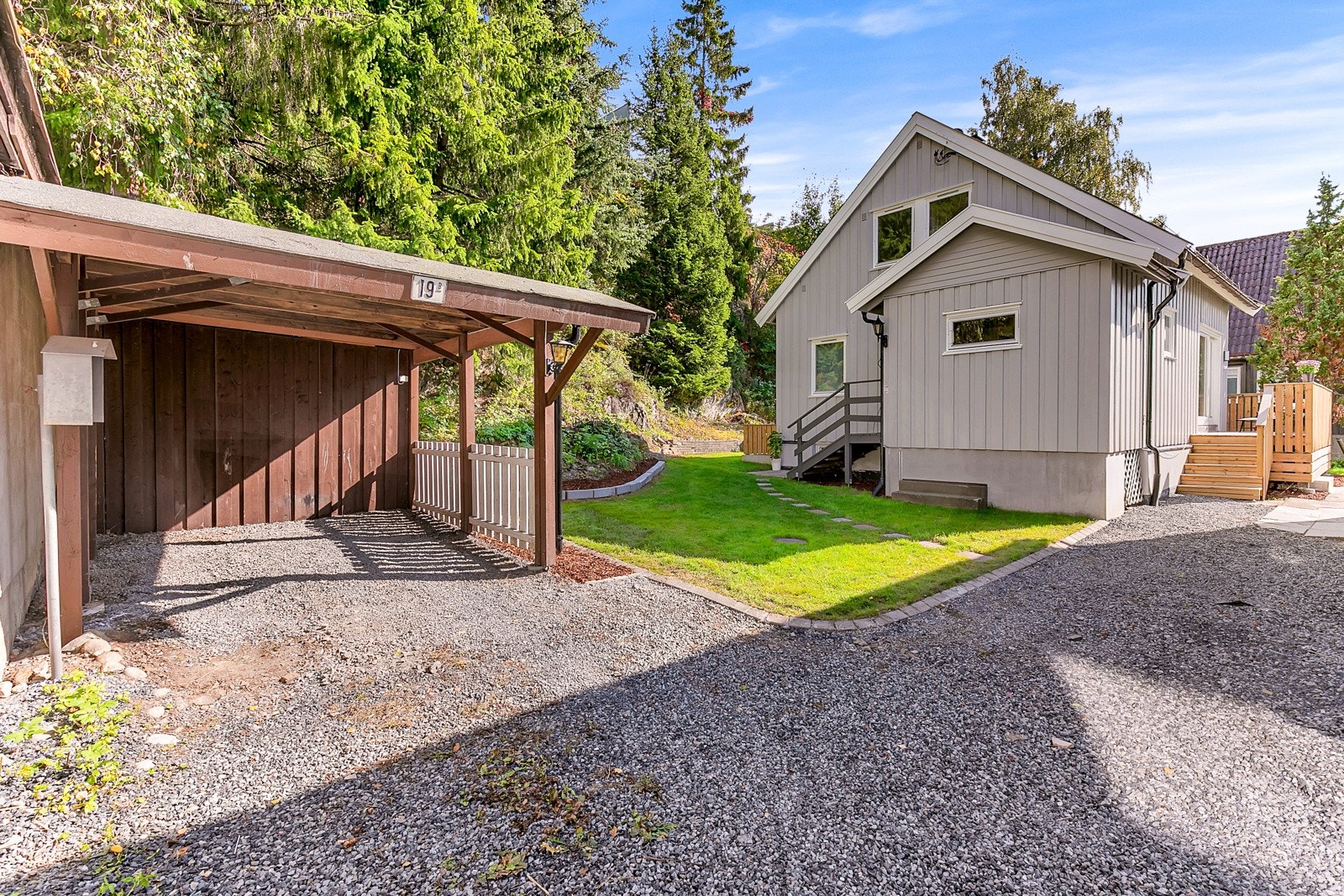 Carport på tomten på ca 16 kvm (Bredde= 3,03m, Dybde= 5,20m). Plass til biloppstilling på tomten. Galleribilde