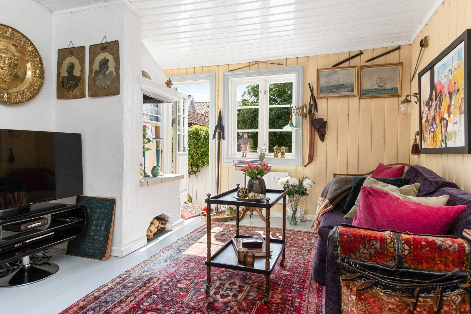 . Stuen har en oppmurt, åpen peis, og rommet har utgang til den lune, usjenerte uteplassen. Galleribilde