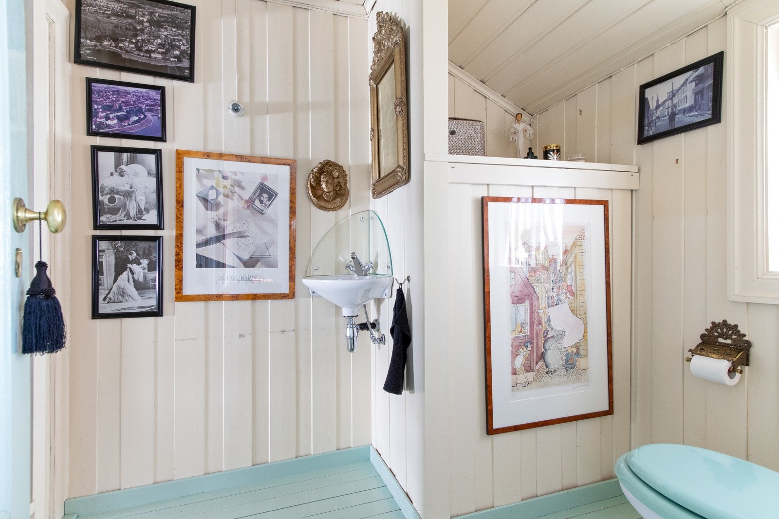 Wc-rommet er utstyrt med et toalett fra 2009 og en liten hjørneservant. Galleribilde