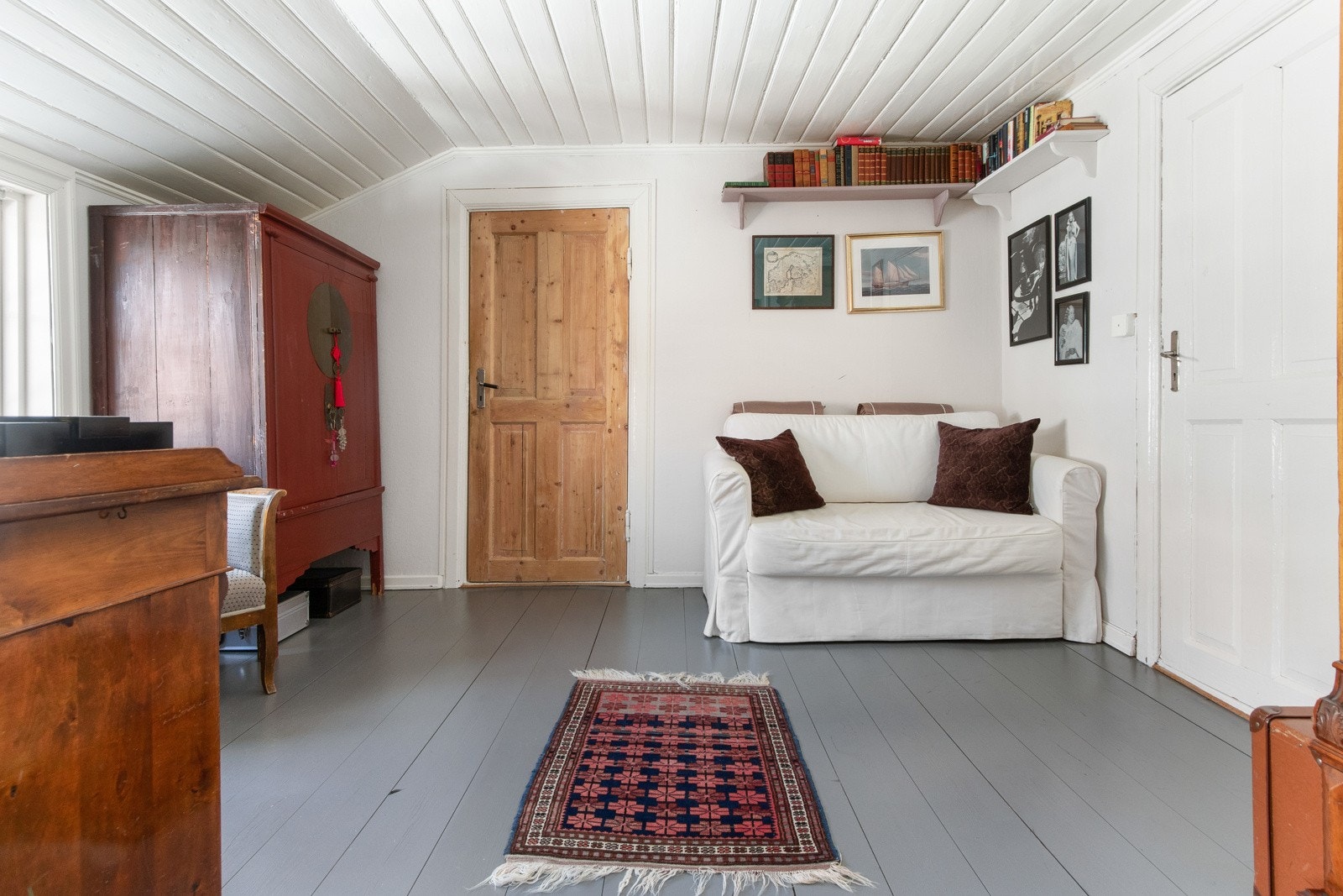 Her er det god plass til både kontorkrok og sofa. Galleribilde