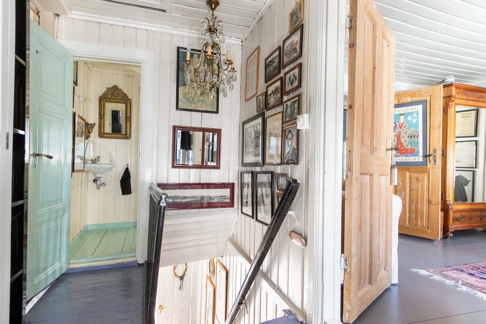 Boligen inneholder et bad og et wc-rom som ligger vegg-i-vegg. Galleribilde