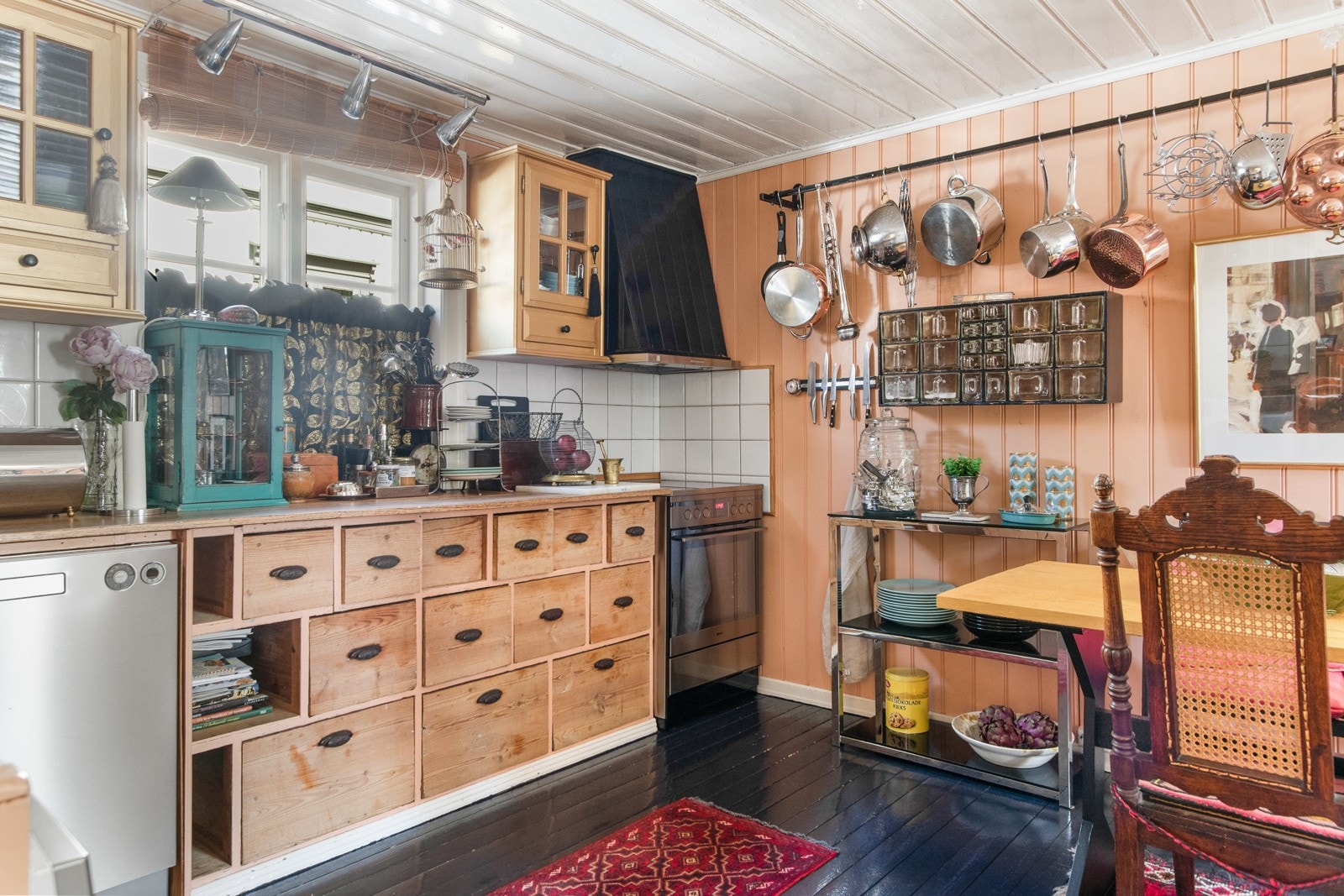 Innredningen er av variert alder og stil, og passer godt inn i det sjarmerende rommet. Galleribilde