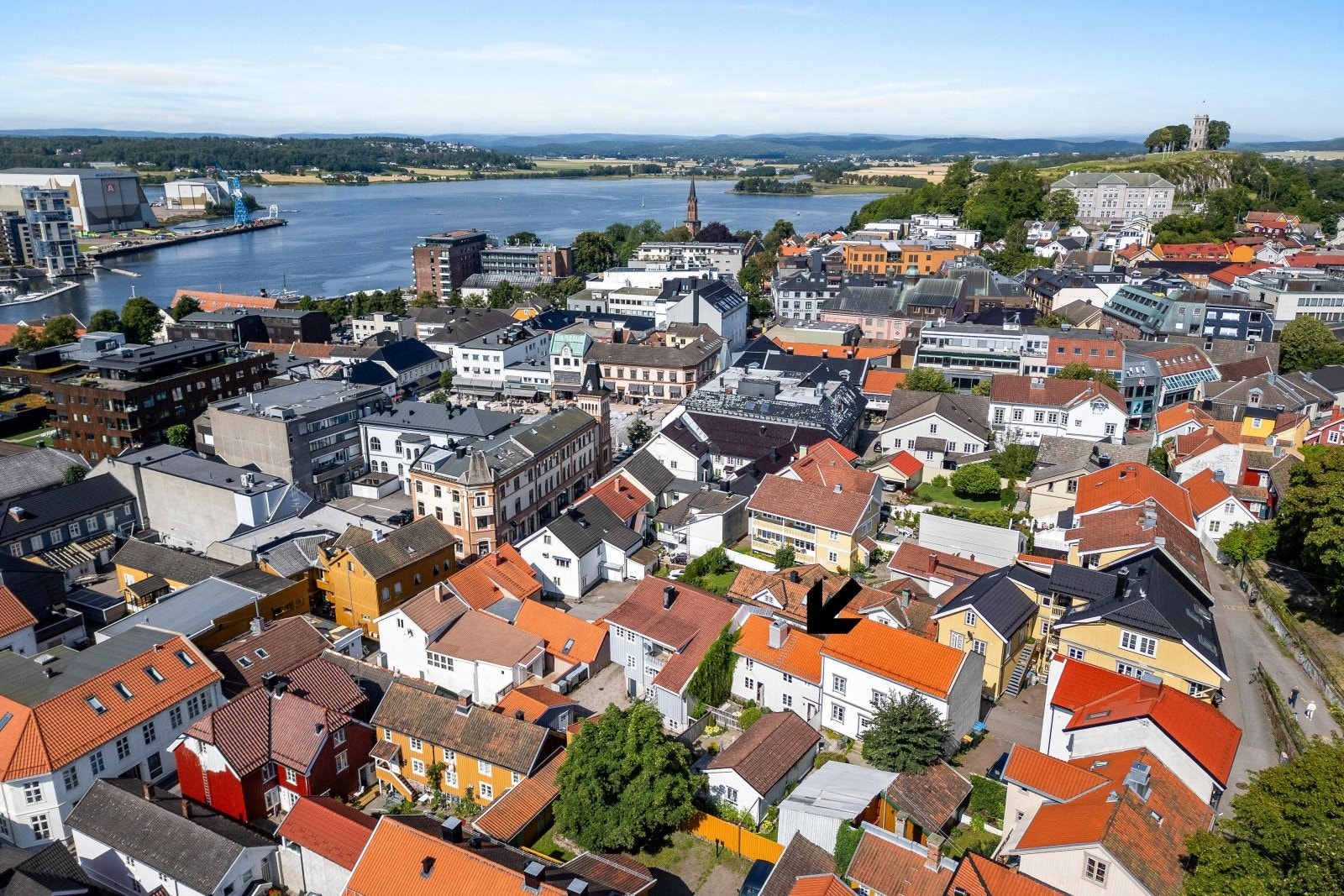 Eneboligen ligger i et svært sjarmerende boligområde i Tønsberg sentrum, preget av gammel trehusbebyggelse, små, lokale spisesteder og grønne lunger. Galleribilde