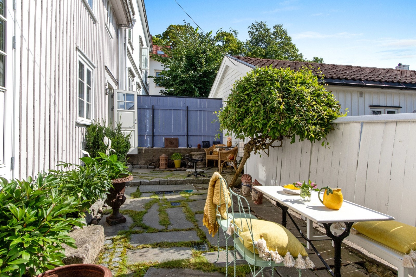 Det er god plass til ønsket utemøblement, og de høye leveggene sørger for lune og helt usjenerte forhold. Galleribilde