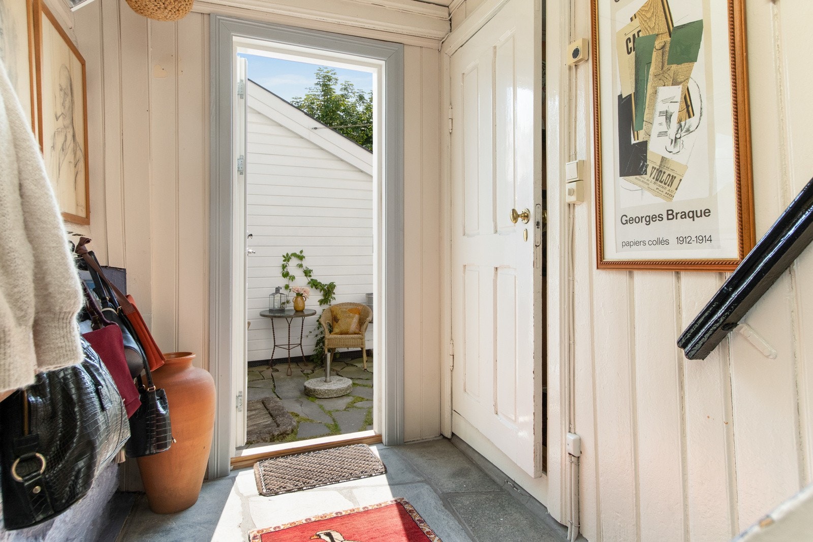 Entreen er gjennomgående, og leder ut til en lun og skjermet uteplass i andre enden av rommet. Galleribilde