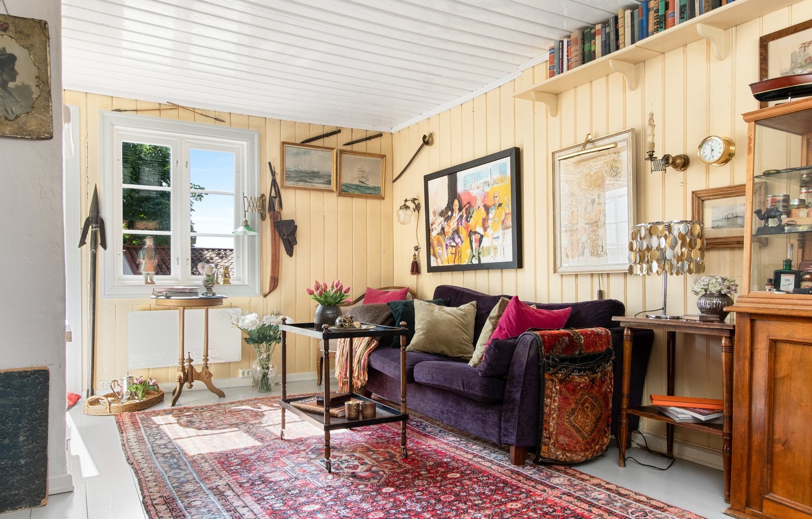 Stuen oppleves som lys og koselig, og det gjennomgående, luftige rommet byr på fin møbleringsfrihet. Galleribilde