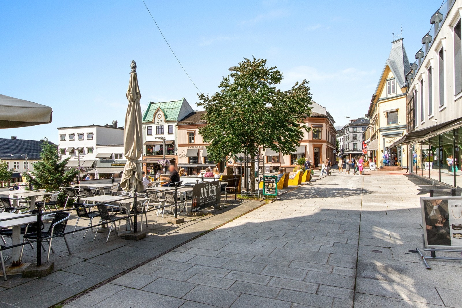 Det er ellers gangavstand til byens butikker, kjøpesenter og fasiliteter. Galleribilde
