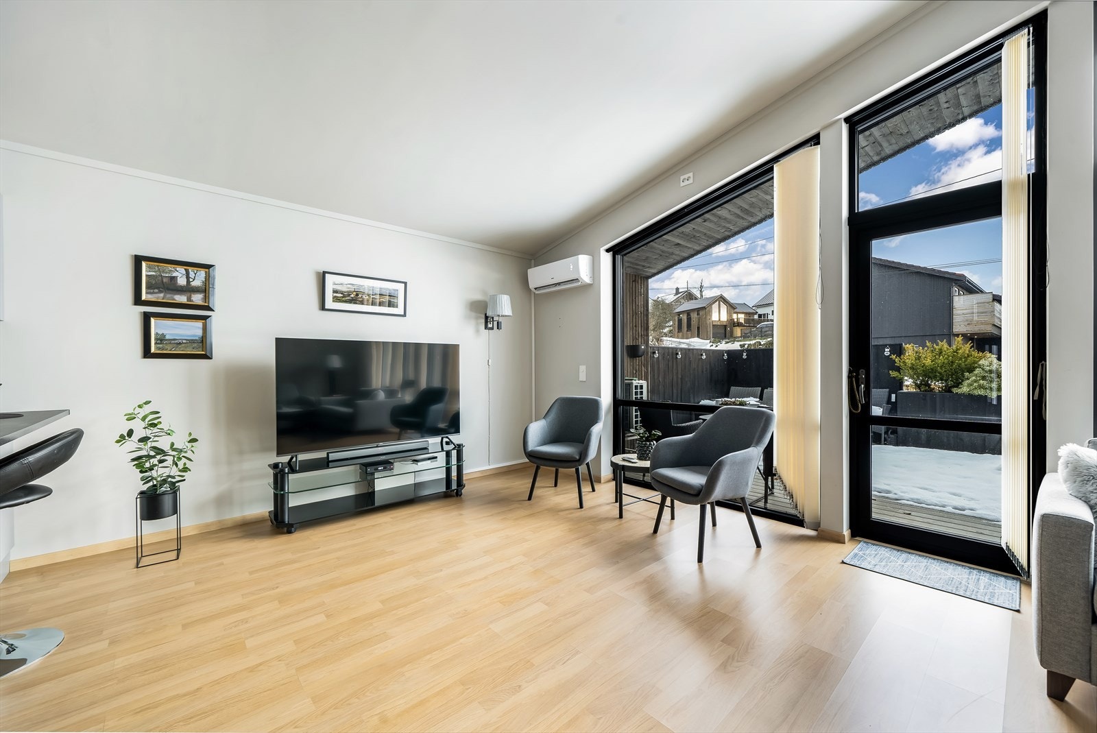 Utgang fra stua til overbygd terrasse, uteplass og hagen. Galleribilde