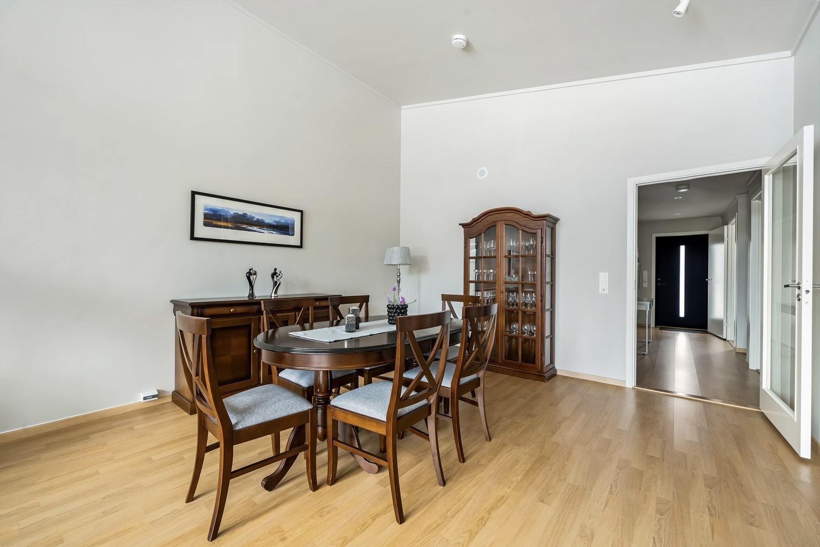 Romslig stue hvor man kan innrede i ulike soner. Varmekabler i gulv. Galleribilde