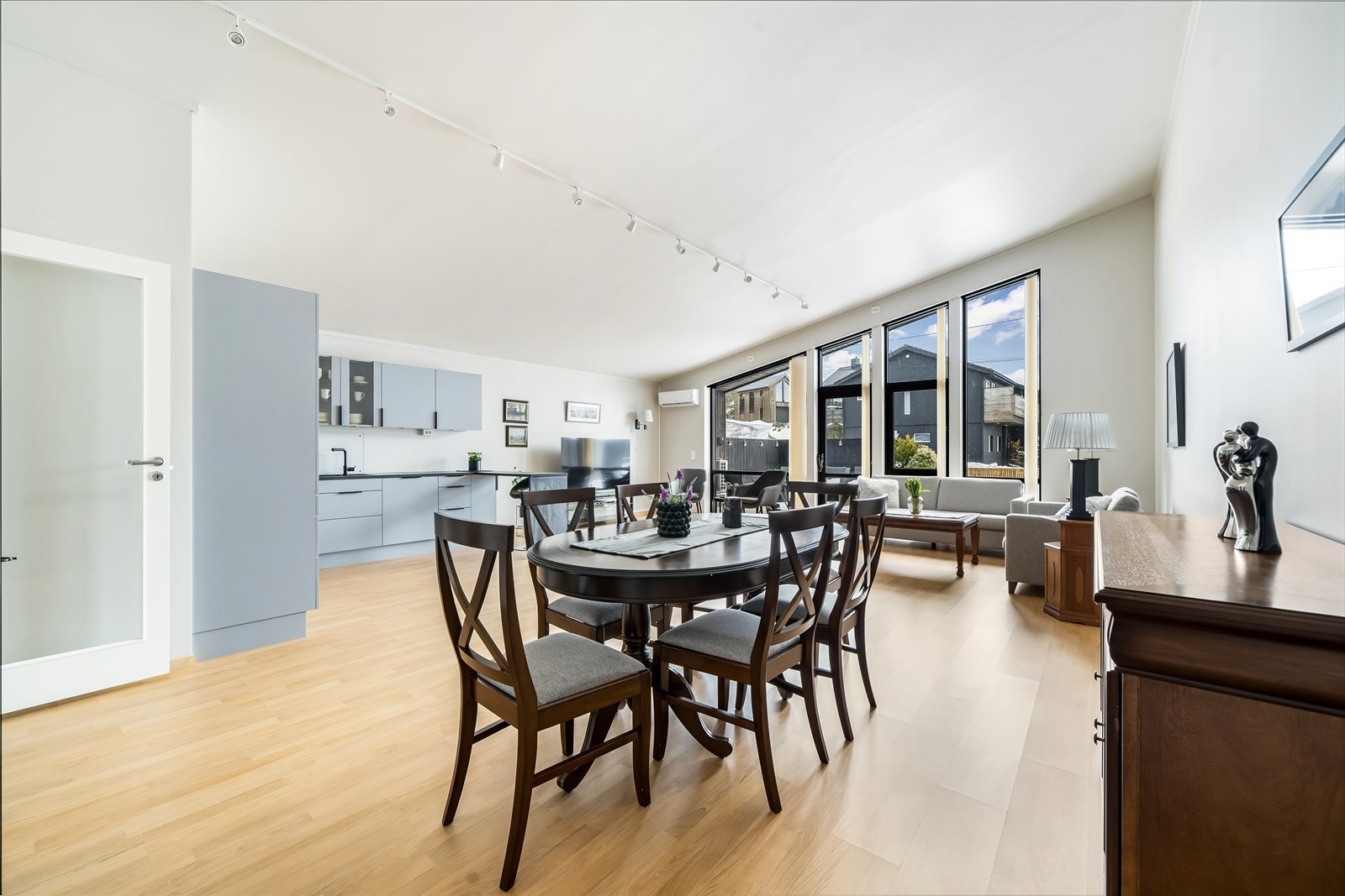 Varmepumpe og varmekabler i stua. Galleribilde