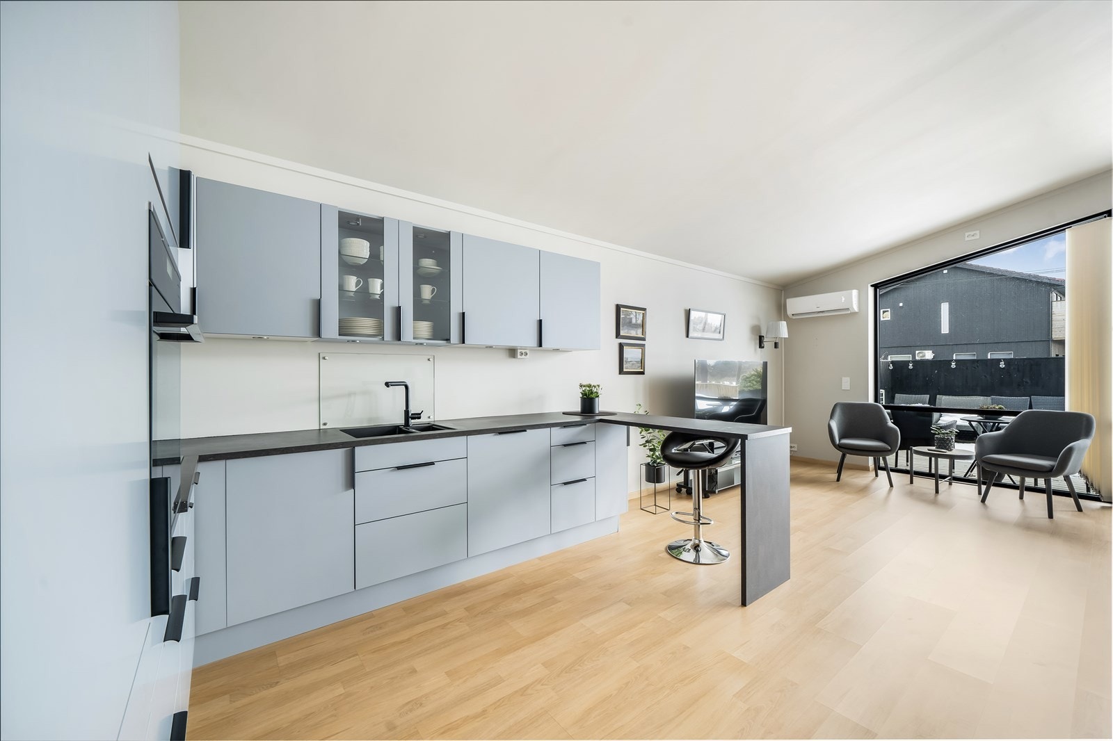 Kjøkkenet har en god planløsning, noe som gir rom for en god arbeidsplass. Galleribilde