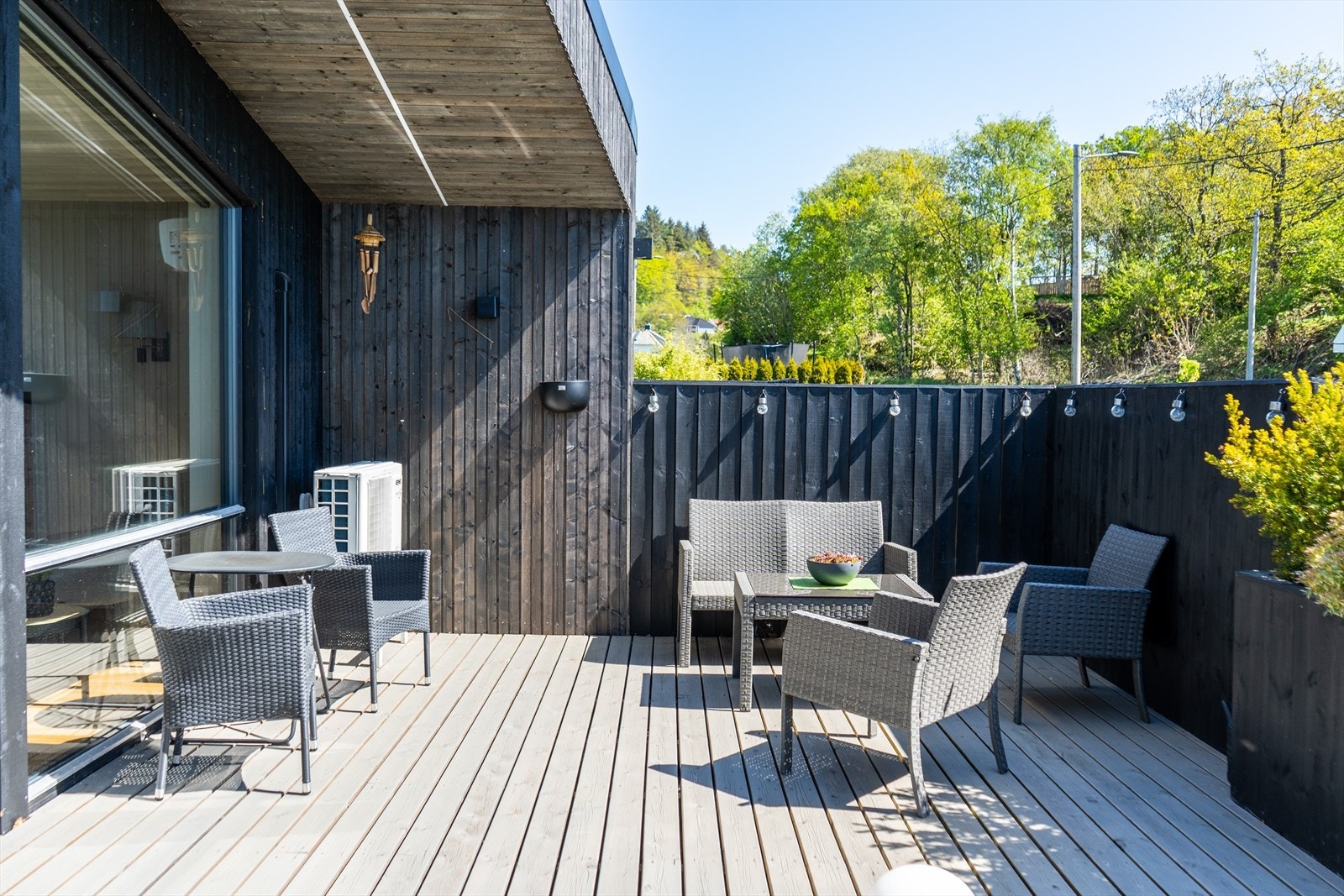 Trivelig avskjermet uteplass med mye sol. Galleribilde