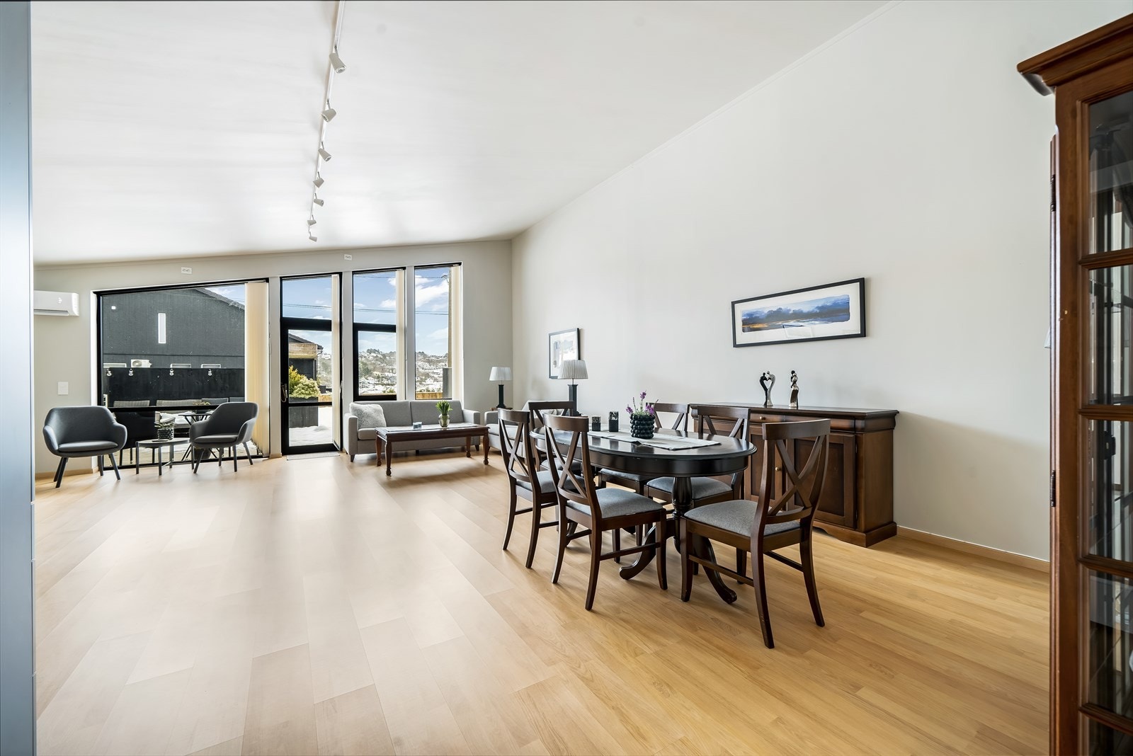 Lys og trivelig stue med store vindusflater som gir mye naturlig lys. Galleribilde