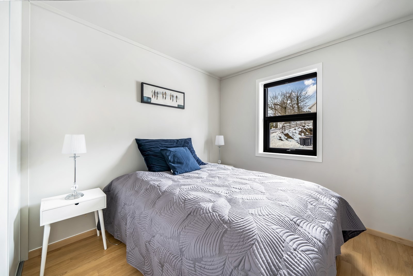 Soverom 2 av 2. Skyvedørsgarderobe med god oppbevaringsplass. Galleribilde