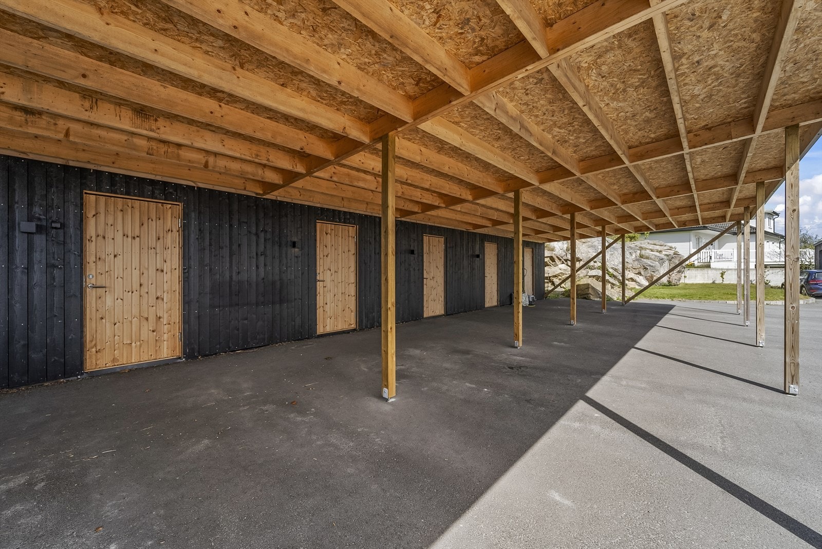 Carport med tilhørende bod. Galleribilde