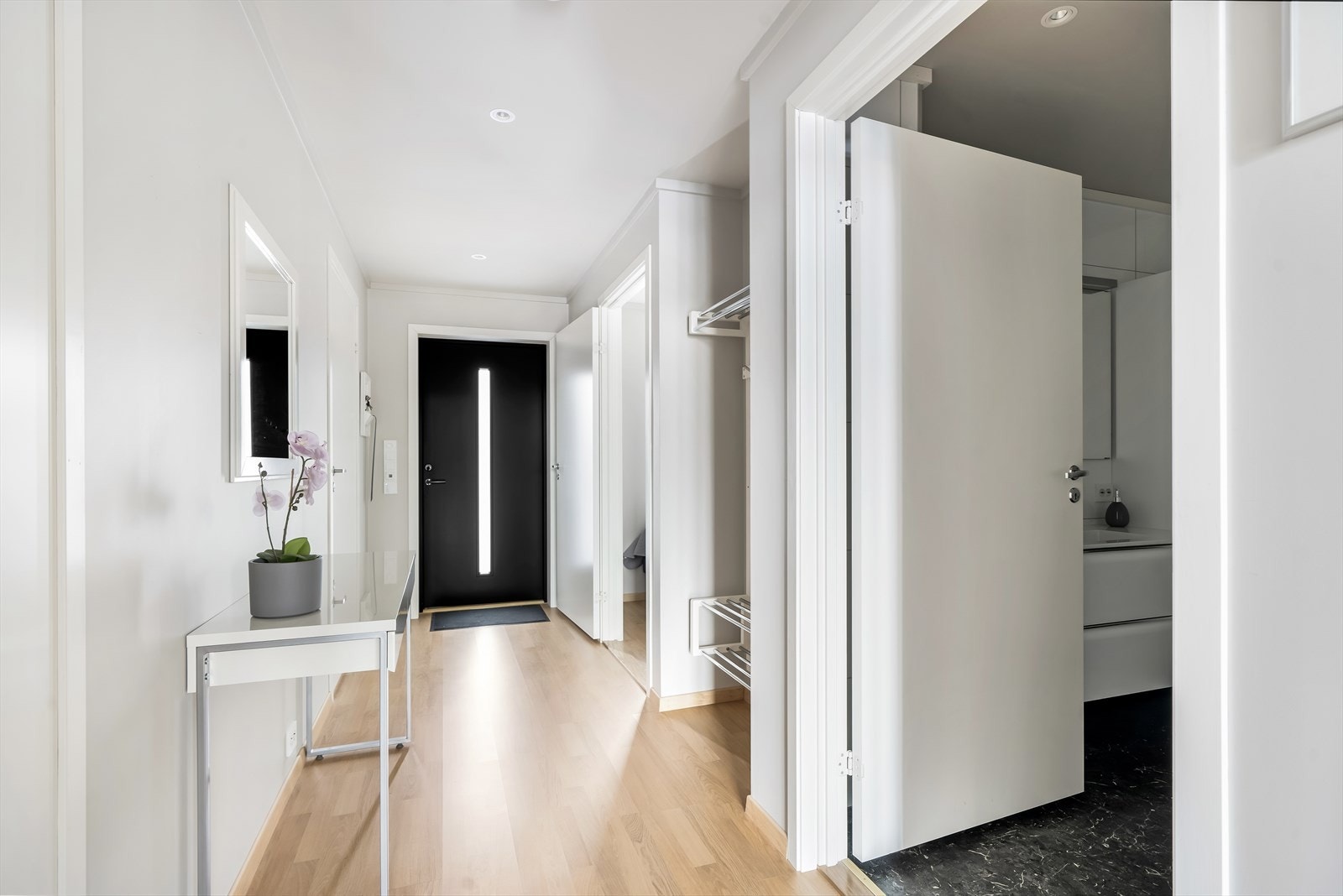 Velkommen inn i en lys gang med avkledningplass. Galleribilde