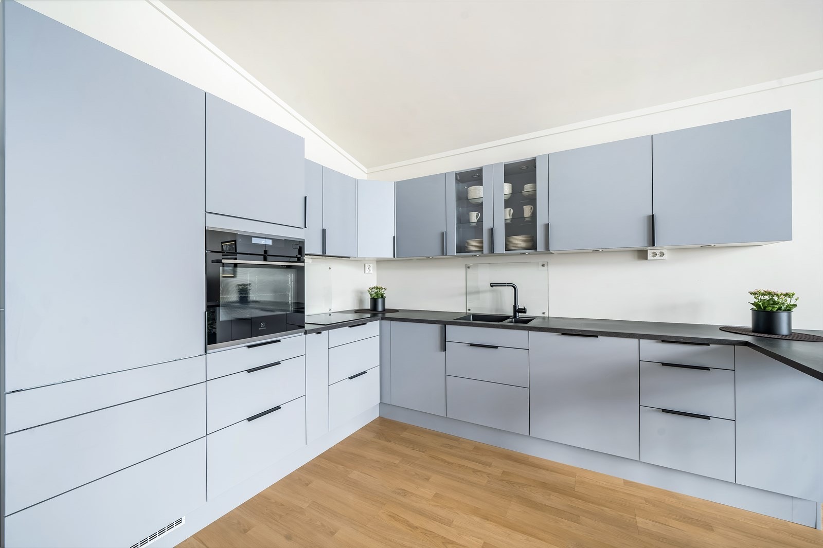 Praktisk kjøkken fra Aubo med integrerte hvitevarer og mye benkeplass. Galleribilde