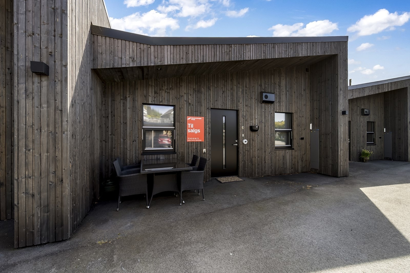 Inngangsparti med mye ettermiddags- og kveldssol. Galleribilde