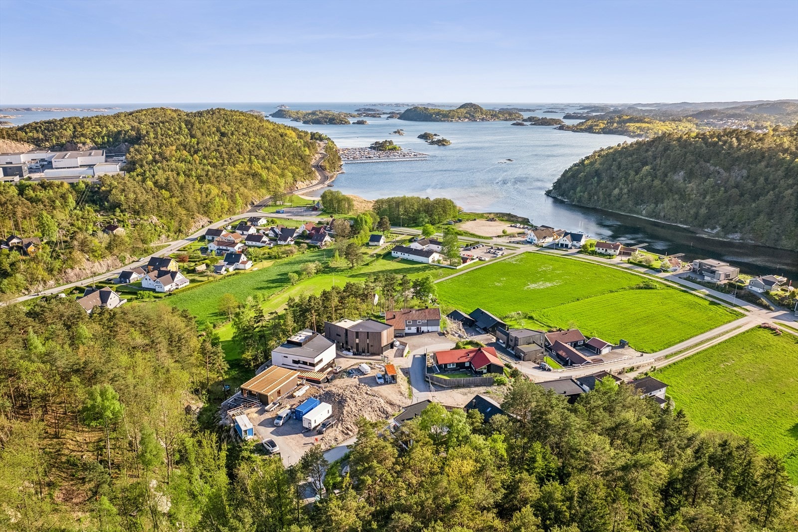 Rolig og etablert boligfelt bestående av nyere og eldre boliger, sentralt beliggende med kort vei til båthavn, sentrum, skoler og dagligvarebutikker Galleribilde
