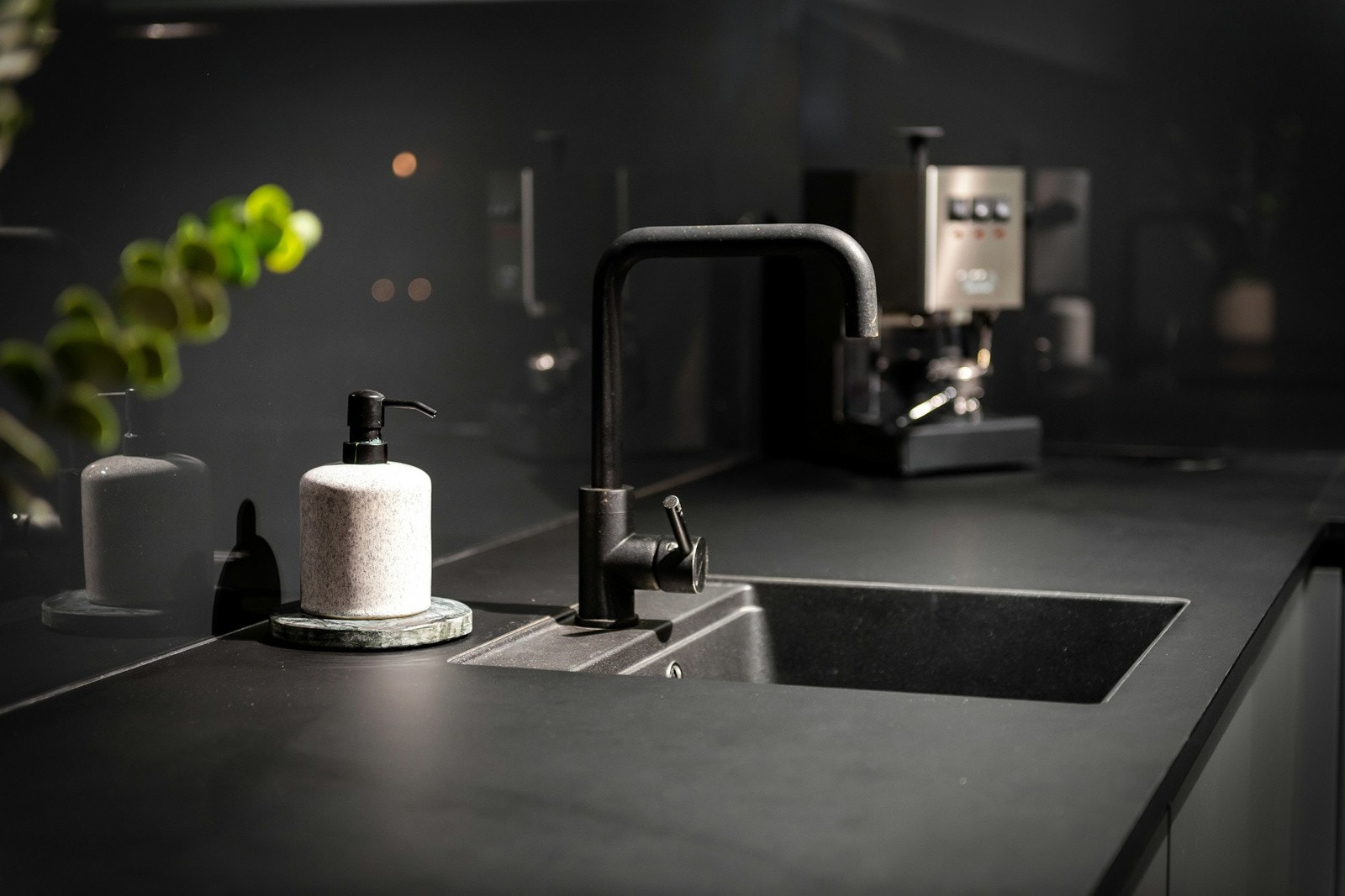 På det delikate kjøkkenet finner du bla. slitesterk laminat benkeplate og nedfelt kum i kompositt. Galleribilde