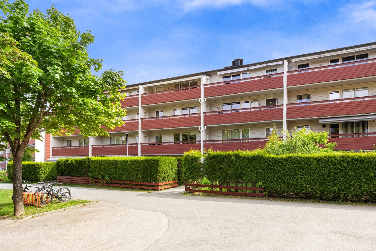Fasade. 1 etg har god skjerming med hekk. Galleribilde
