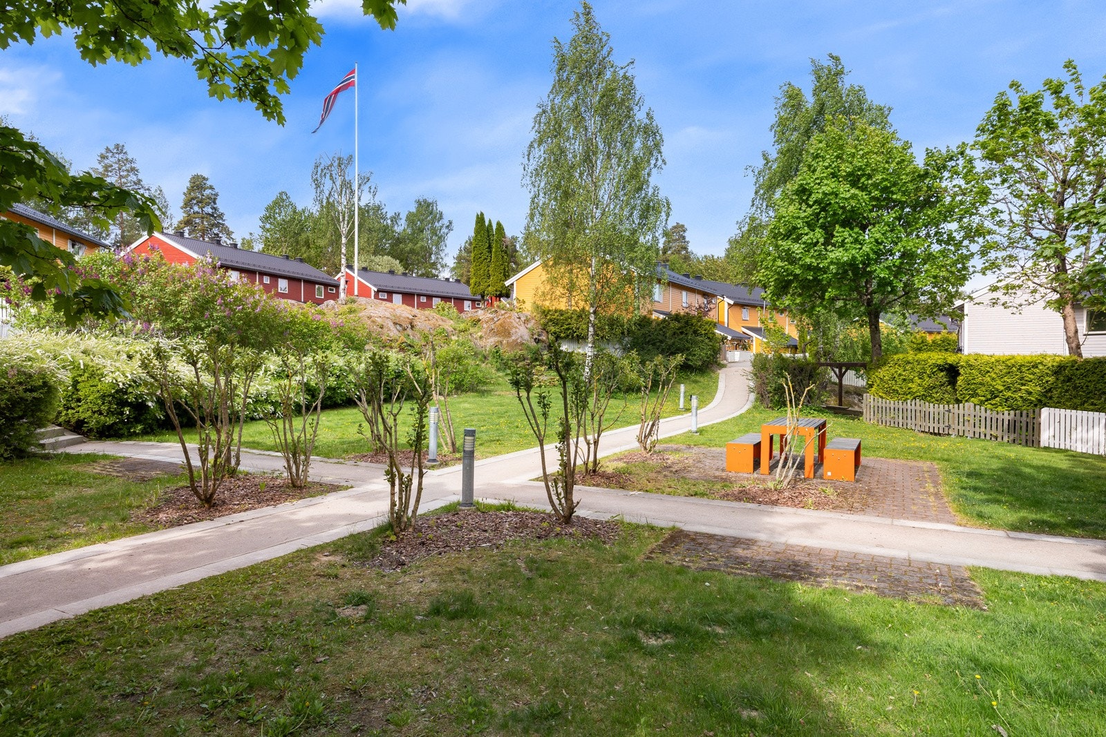 Nebbejordet har fine parkmessige uteområder, variert beplantning, lekeplass og sittegrupper Galleribilde