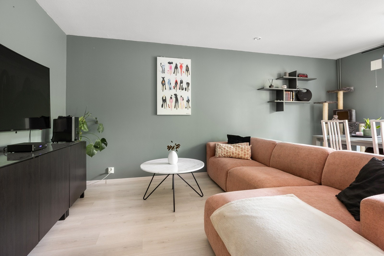 Stuen har god plass til sofagruppe og spisestue og veggflater for hyller og reoler. Galleribilde