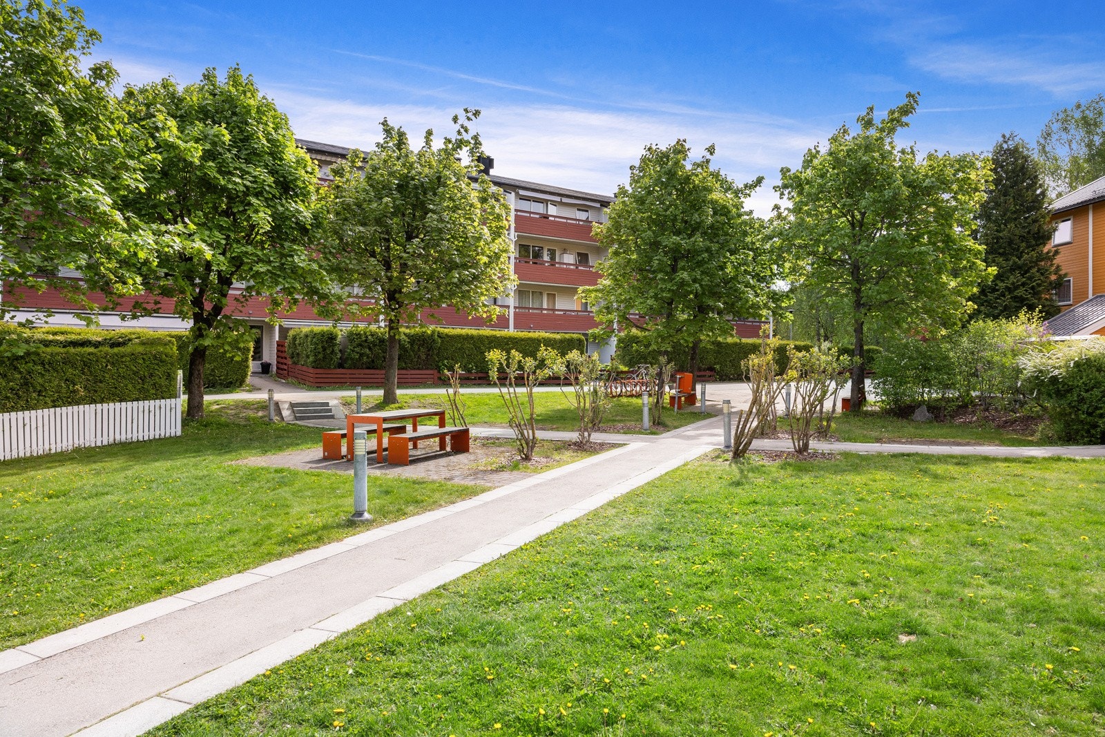 Nebbejordet har fine parkmessige uteområder, variert beplantning, lekeplass og sittegrupper Galleribilde