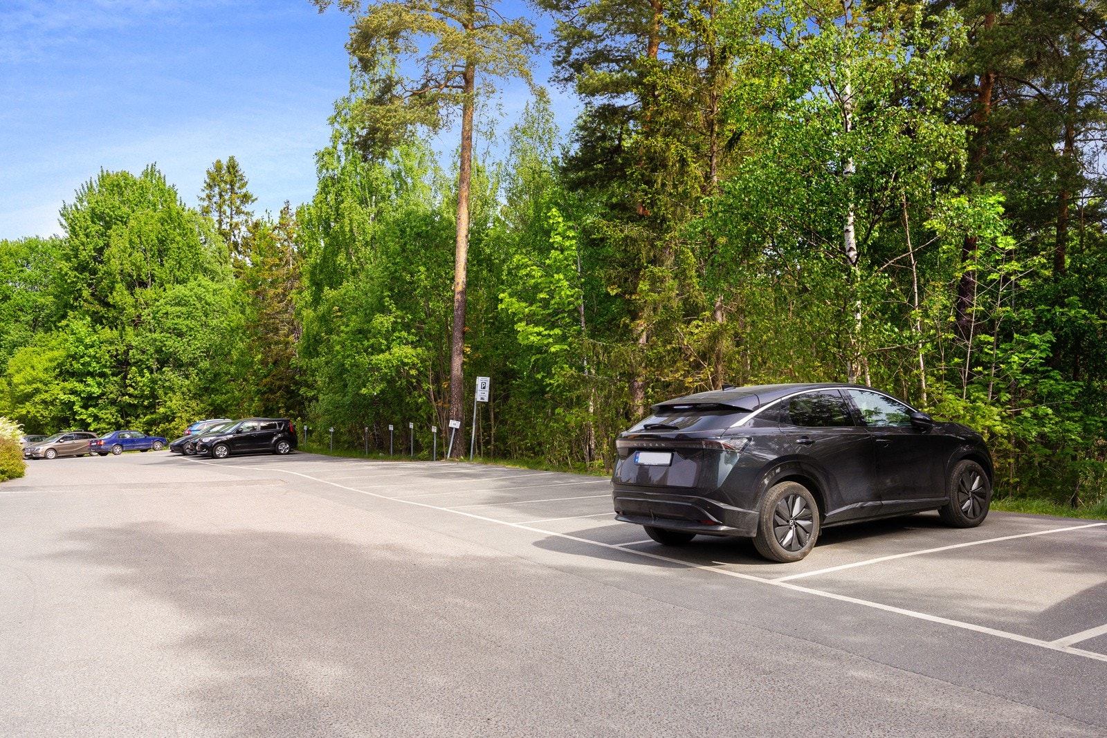 Godt med gjesteparkeringsplasser og mulighet for å leie p-plass Galleribilde