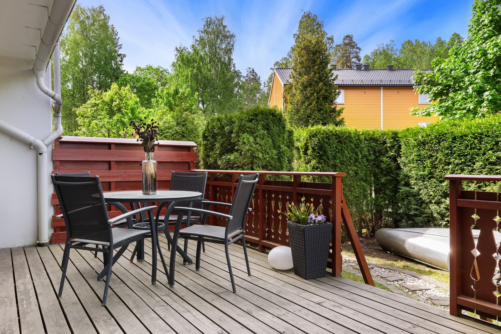 Terrassen har også plass til spisebord så her kan man kose seg med familien med fine grillkvelder og sosiale sammenkomster. Galleribilde