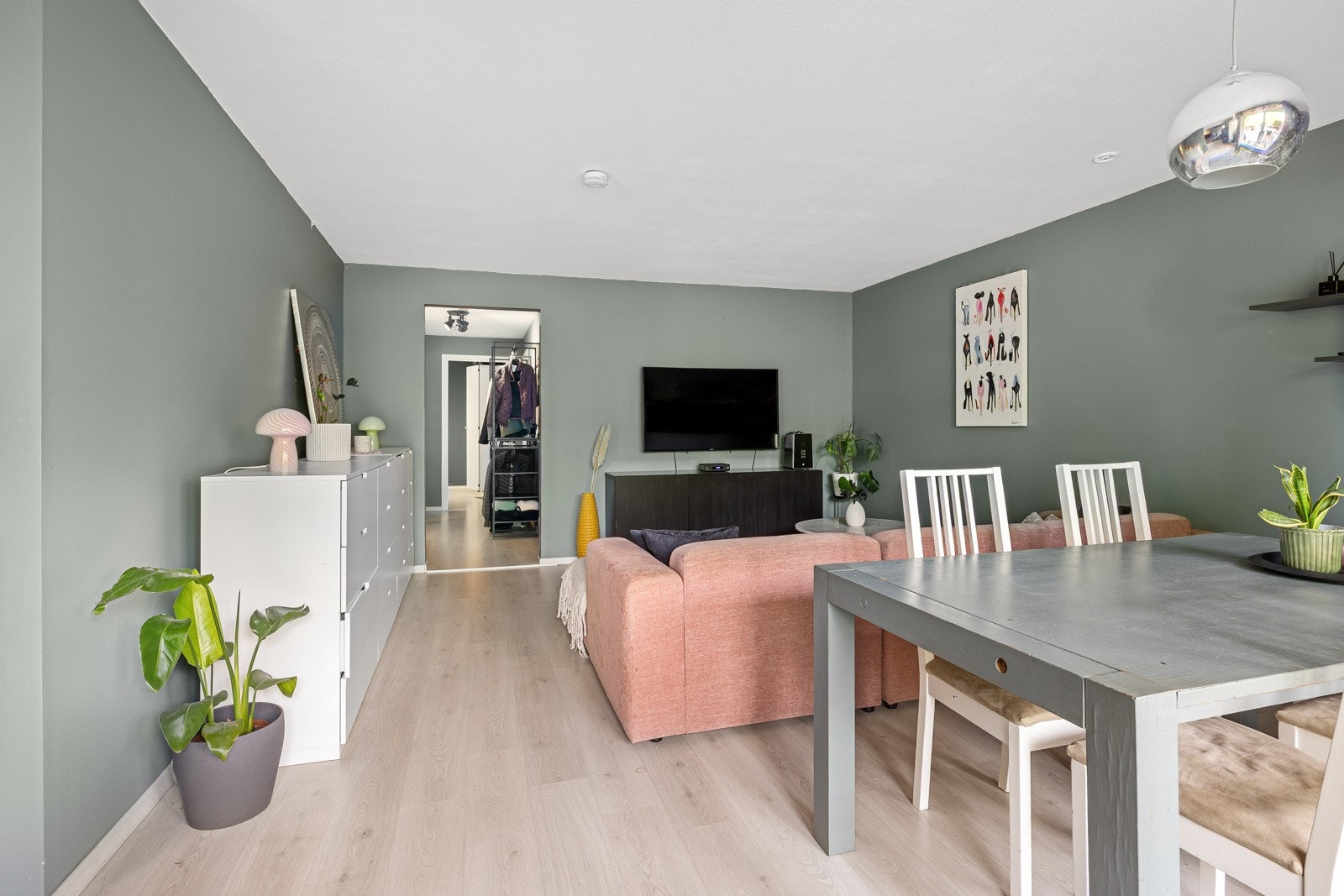 Romslig stue og spisestue med god plass til både sofa og spisestue. Galleribilde