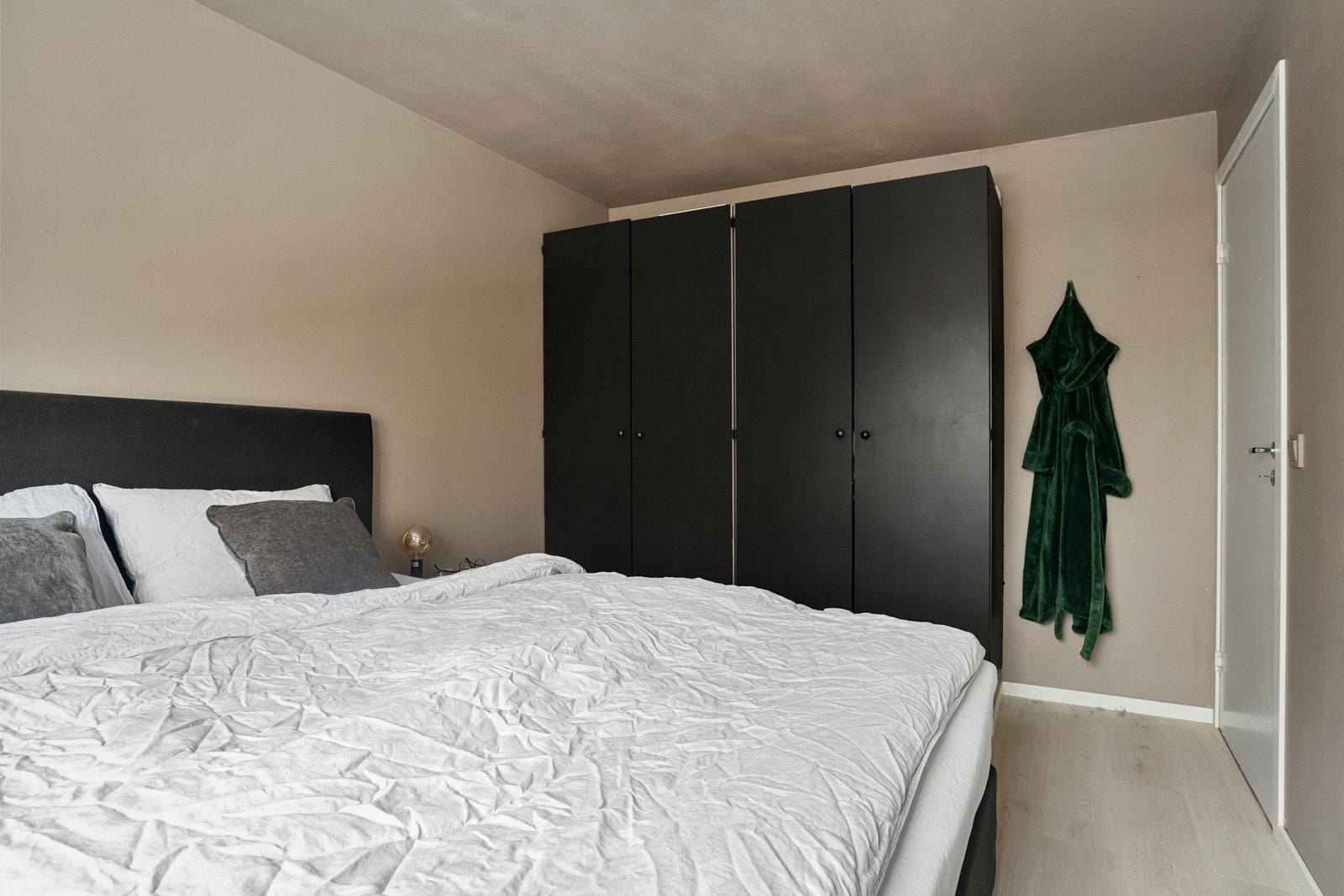 På hovedsoverommet er det god plass til dobbeltseng og garderobeskap. Galleribilde