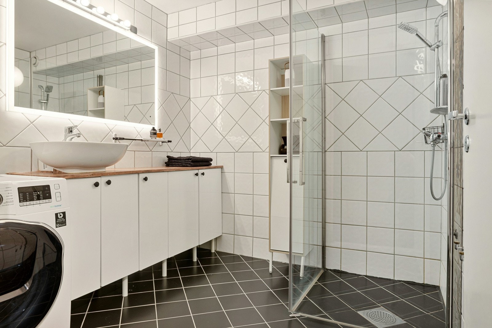 Badet er romslig og fremstår med praktisk innredning. Galleribilde