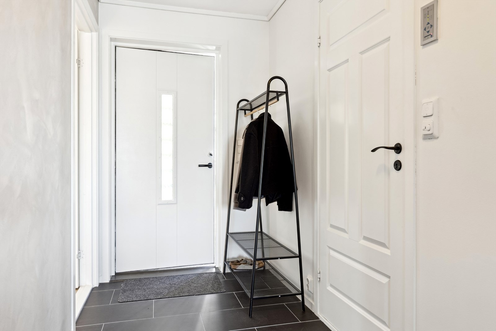 Velkommen inn! Fint lysinnslipp gjennom glassfelt i ytterdøren. Galleribilde