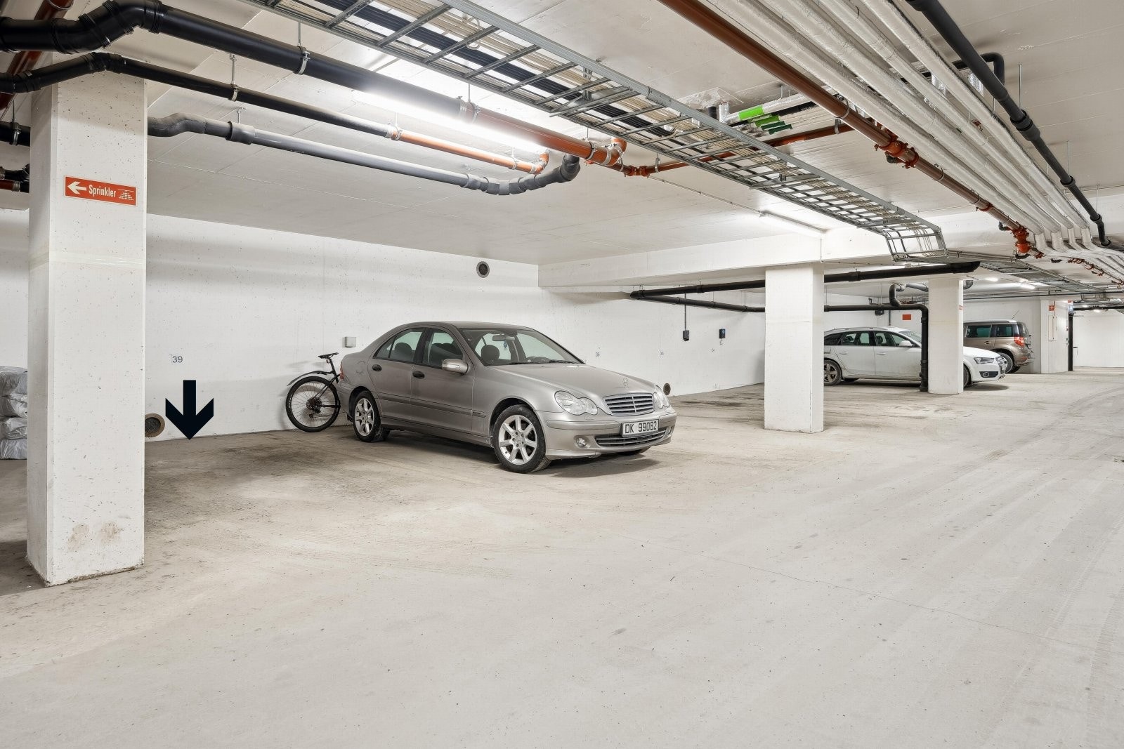 Denne seksjonen er en av kun 23 med eksklusiv bruksrett til fast parkeringsplass i oppvarmet parkeringskjeller - en unik fordel i feltet hvor resten kun har begrenset leierett eller ingen parkeringsplass. Galleribilde