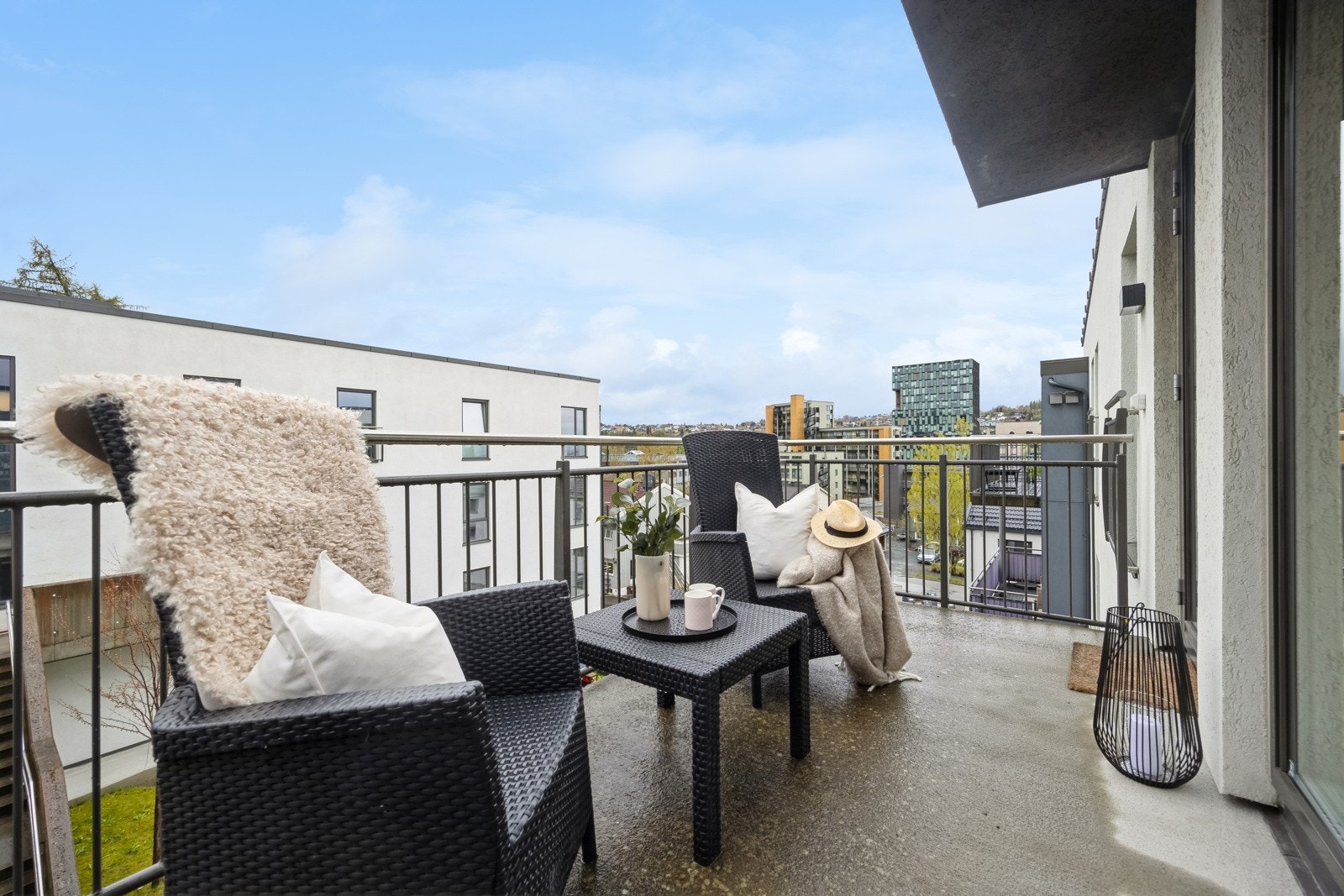 Leiligheten ligger i toppetasjen med flott utsyn og solrik, sørvendt balkong. Leiligheten ligger høyt i terrenget, noe som gir deg bedre lysinnslipp og en flott utsikt som løfter bomiljøet. Galleribilde