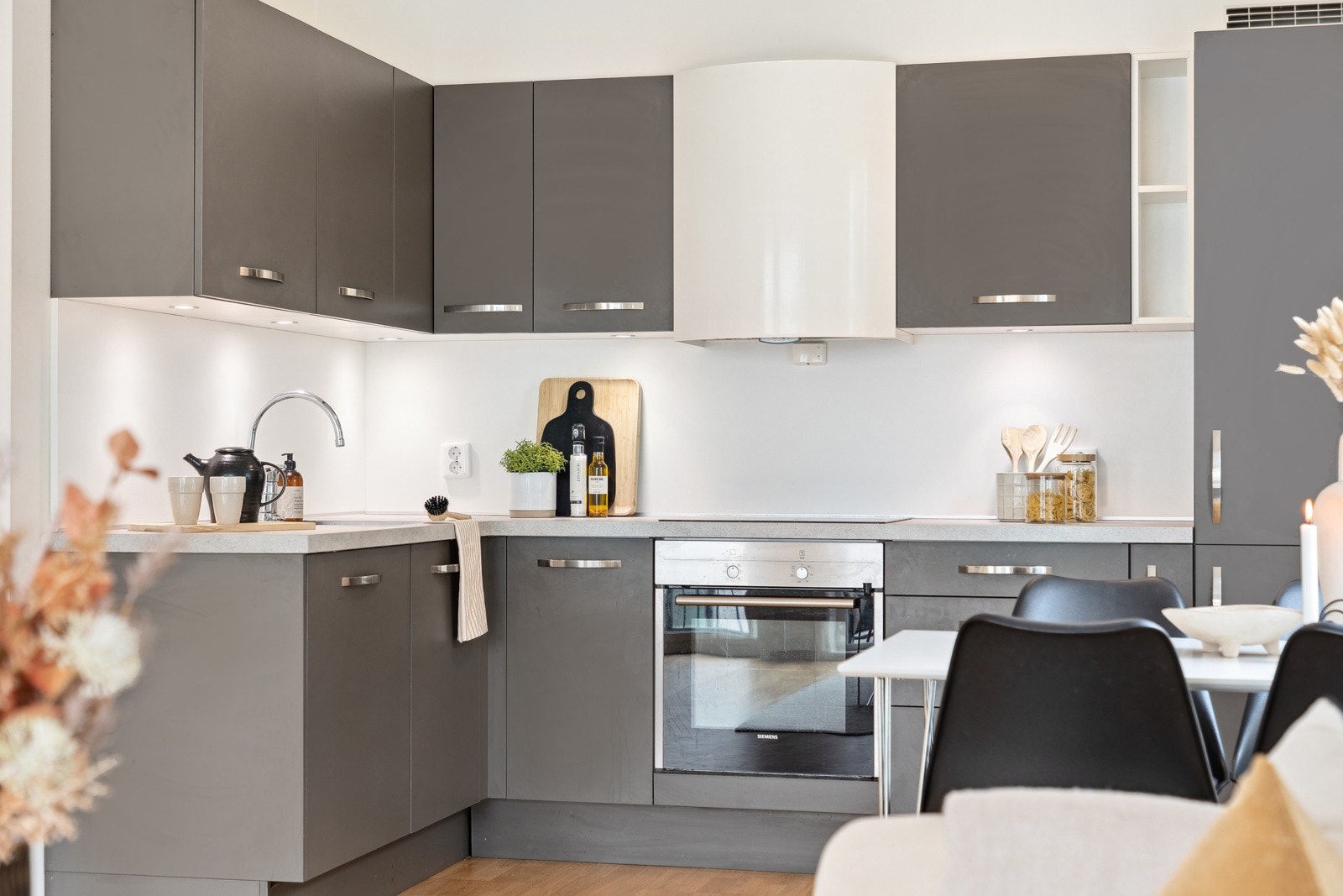 Kjøkkenet er moderne og av kvalitetsmerket Mobalpa. Det er balansert ventilasjon for godt inneklima. Galleribilde