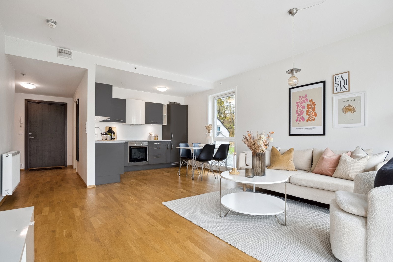 Leiligheten har moderne kvaliteter som fjernvarme, balansert ventilasjon og heis i bygget. Kabel-TV, internett og fjernvarme er inkludert i de månedlige felleskostnadene. Galleribilde