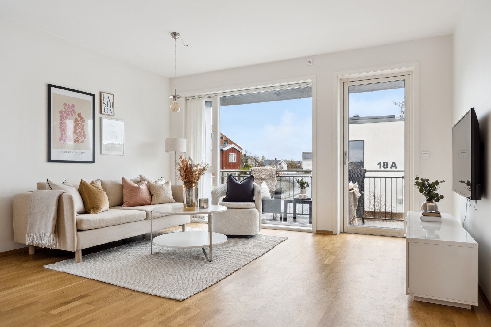 Rommet preges ellers av store trelagsvinduer som slipper inn rikelig med dagslys og skaper en luftig og trivelig atmosfære. Galleribilde