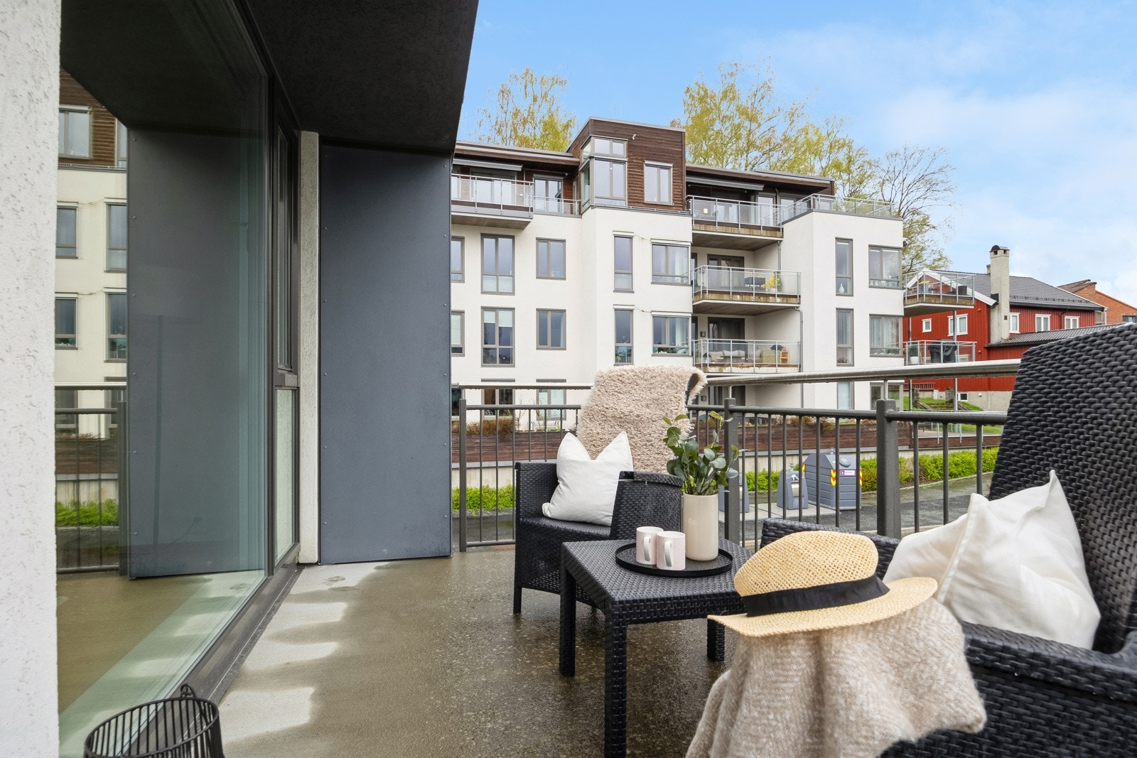 Romslig sørvendt balkong som forlenger oppholdsrommet på fine dager. Det er kort vei både til Lerkendal Stadion og fine turmuligheter i nærområdet. Galleribilde